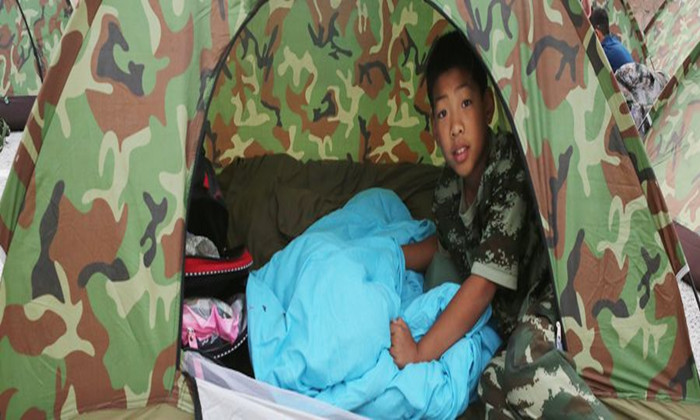 营员正在搭帐篷