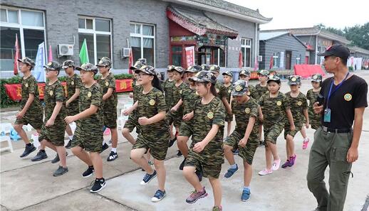 参加北京军事夏令营 锻炼耐力和勇气 成为最好的自己2