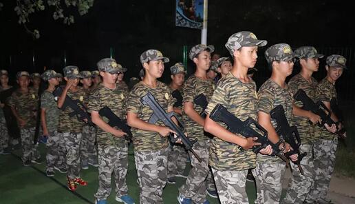 北京青少年暑期军事夏令营主题活动之参观武器博物馆3