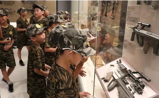 北京青少年暑期军事夏令营主题活动之参观武器博物馆2