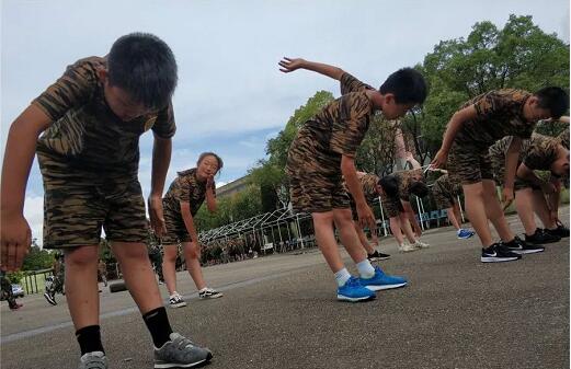就算台风来临也阻挡不了中国青少年军事训练营训练的脚步3