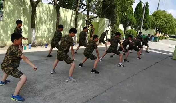 2018年中国青少年军训夏令营泥潭特训项目了解一下！2