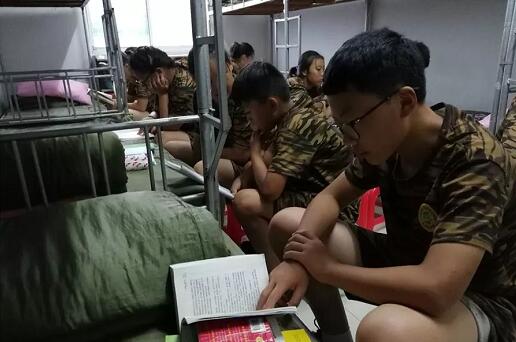 就算台风来临也阻挡不了中国青少年军事训练营训练的脚步1