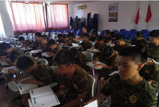 中国青少年军事训练夏令营第三期营程结束 孩子成长看得见3