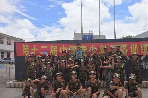 中国青少年军事训练夏令营第三期营程结束 孩子成长看得见2