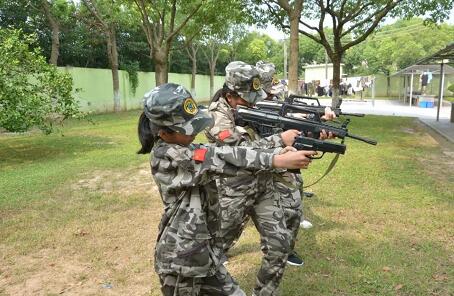 上海青少年暑期军训夏令营一天都在训练哪些东西？3