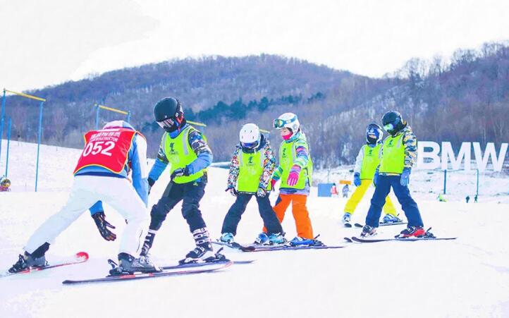 2019年寒假中小学生滑雪冬令营活动方案1