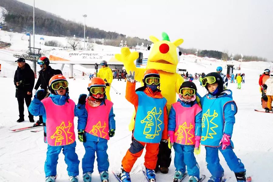 2019年寒假中小学生滑雪冬令营活动方案2