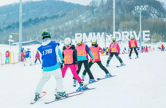 2019年寒假中小学生滑雪冬令营活动方案3